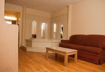 Red Roof Inn & Suites Jackson, TN has rooms with a private hot tub