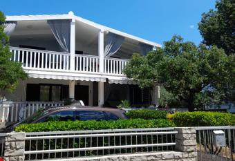 Apartment Leon & Grga has Balcony rooms