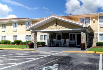 Rodeway Inn and Suites Jacksonville near Camp Lejeune has Smoking rooms