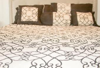 2 BEDROOM / 1 BATH ONLY 5 MINUTES AWAY FROM BANK OF HAWAII has Balcony rooms