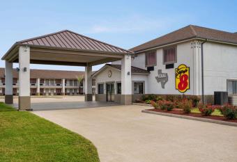 Super 8 by Wyndham Houston Downtown I-610 has Smoking rooms