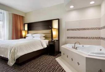 Embassy Suites by Hilton Fayetteville Fort Bragg has rooms with a private hot tub