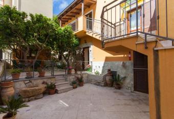 Casa Vacanze S. Marco has Balcony rooms