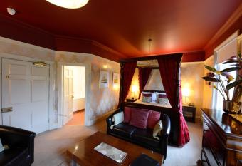 The Old Orleton Inn has rooms with a private hot tub