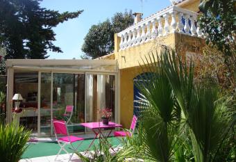 Le Soleil Bleu allows 18 year olds to book a room