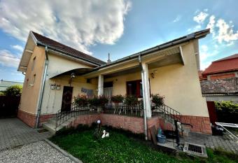 Casa LINDA has Balcony rooms