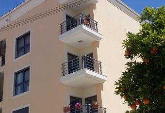 Vacaciones en el para  so allows 18 year olds to book a room