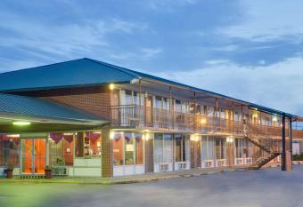 Days Inn by Wyndham Newport has Smoking rooms