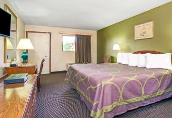 Super 8 by Wyndham Fort Mitchell Cincinnati Area has Smoking rooms
