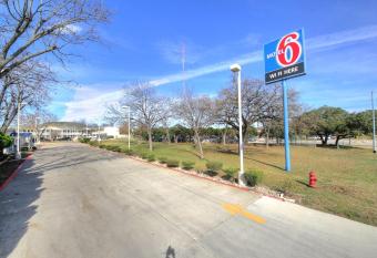 Motel 6 Kerrville has Smoking rooms