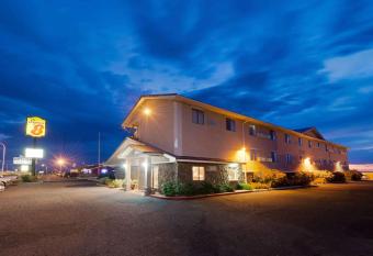 Super 8 by Wyndham Las Cruces/White Sands Area allows 18 year olds to book a room