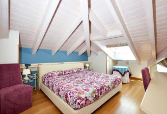 Hotel Belvedere Ranco has rooms with a private hot tub