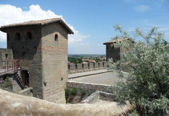 Le Logis des Remparts Coeur de la Cit   m  di  vale allows 18 year olds to book a room