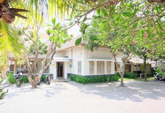 Ndalem Suratin Guesthouse has Balcony rooms