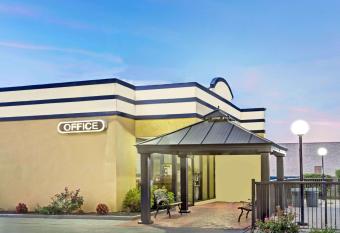 Days Inn by Wyndham Norfolk Military Circle has Smoking rooms