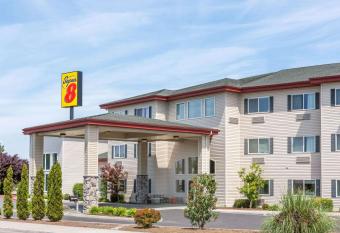 Super 8 by Wyndham Central Pt Medford allows 18 year olds to book a room