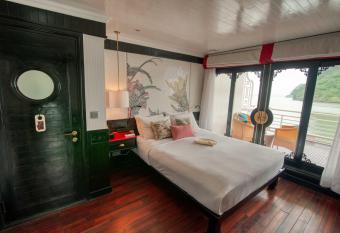 The Au Co Cruise - Managed by Bhaya Cruise has rooms with a private hot tub