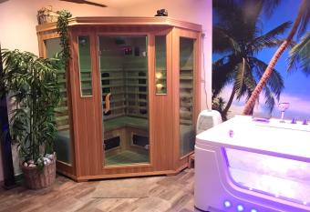 Le Mas Romantique avec Jacuzzi et Sauna priv   has rooms with a private hot tub