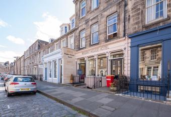 Regent House Hotel - City Centre Hotel allows 18 year olds to book a room