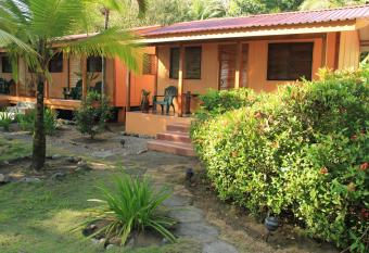 Cabinas Sol y Mar has Balcony rooms