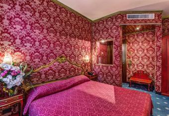 Residenza Ca  San Marco has rooms with a private hot tub