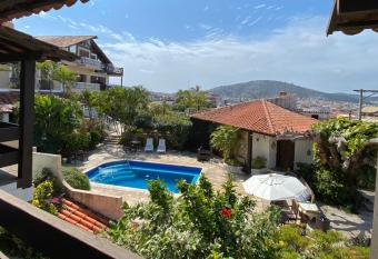 Pousada Caminho do Sol allows 18 year olds to book a room