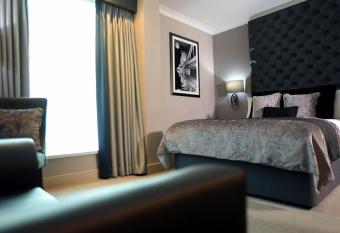 The Continental Hotel, Heathrow has rooms with a private hot tub