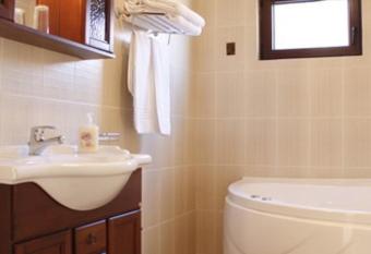 Pension Casa Ali & Andu has rooms with a private hot tub