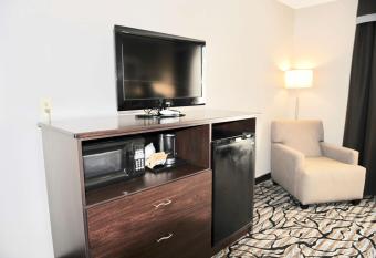 Days Inn & Suites by Wyndham Wausau has rooms with a private hot tub