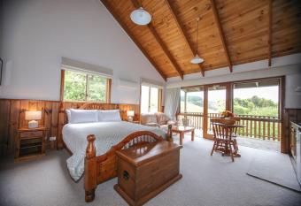 Daysy Hill Country Cottages has rooms with a private hot tub