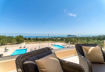 Liberty & Freedom Luxury Villas has rooms with a private hot tub