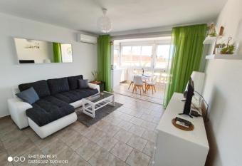 Los Europeos has Balcony rooms