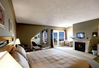 Sidney Waterfront Inn & Suites allows 18 year olds to book a room
