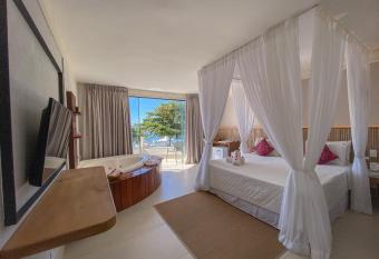 Passagem Concept Hotel e Spa has rooms with a private hot tub