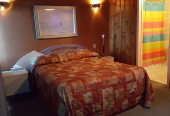 Motel Le Voyageur has rooms with a private hot tub