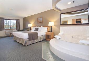 Boarders Inn & Suites by Cobblestone Hotels - Faribault has rooms with a private hot tub