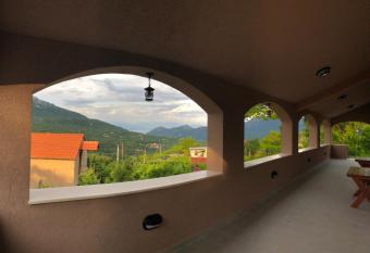 Guesthouse Djukanovic has Smoking/Balcony rooms