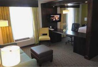 Hampton Inn Ozark has rooms with a private hot tub