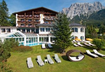 Wellness & Sporthotel Alpenhof has Balcony rooms