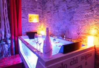 Il Gladiatore has rooms with a private hot tub