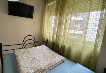 Central Apartment Thessaloniki-Easy Parking allows 18 year olds to book a room