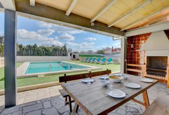 Villa Maravillas 2 allows 18 year olds to book a room