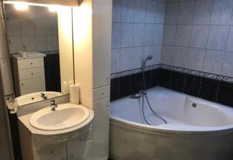 Tri   e  ira Ljubovija has rooms with a private hot tub