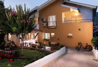 Pansion Rose has Balcony rooms