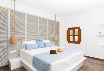 Lindos Del Mar Suites - Adults Only allows 18 year olds to book a room