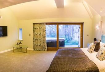 Applegarth Villa Hotel & Restaurant (Adult Only) allows 18 year olds to book a room