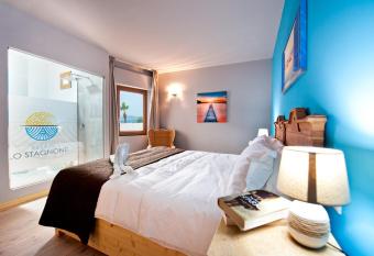 Relais Lo Stagnone has rooms with a private hot tub