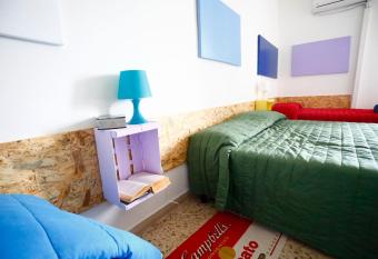 House Rho Fiera (Milano) allows 18 year olds to book a room