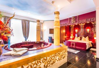 Schlosshotel Lacknerhof has rooms with a private hot tub