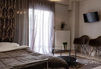 Antigonidon Square has Smoking rooms